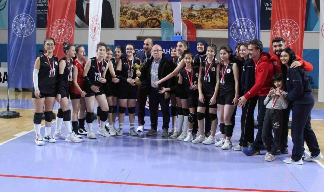 Küçük Kızlar Voleybol müsabakaları sona erdi