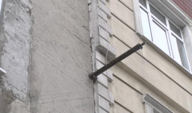 Küçükçekmece'de deprem sonrası hasar ihbarı yapılan binada inceleme