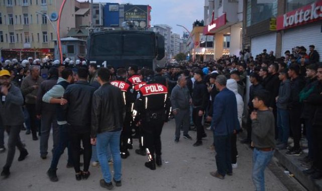 Kur'an-ı Kerim'i yırtarak küfretti; linçten polis kurtardı