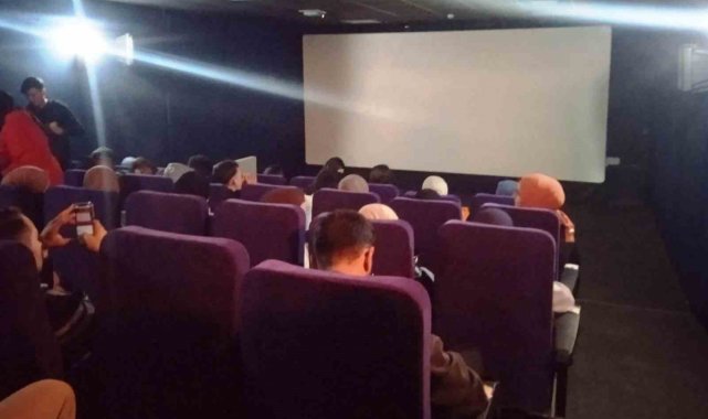 Lise öğrencileri "Aybüke: Öğretmen Oldum Ben" isimli filmi izledi