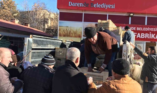 Malatyalı depremzedelere mandalina dağıttı