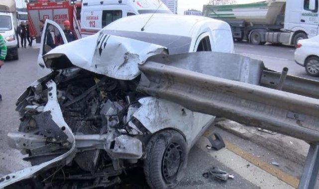 Maltepe'de hafif ticari araç bariyerlere çarptı: 2 yaralı