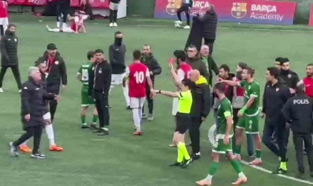 Maltepe'de faul kararı bekleyen futbolcular ve hakem arasında gerginlik