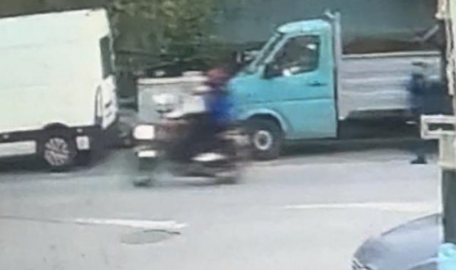 Maltepe'de motosikletli 2 kişiden taksi durağına kurşun yağmuru