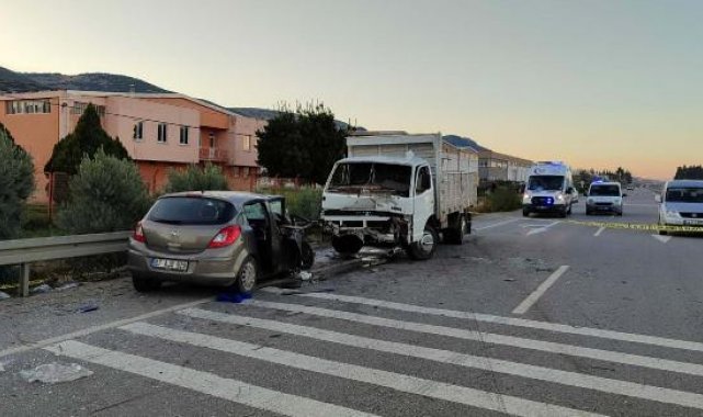 Manisa'da otomobil, kamyonete çarptı; 1 ölü, 3 yaralı