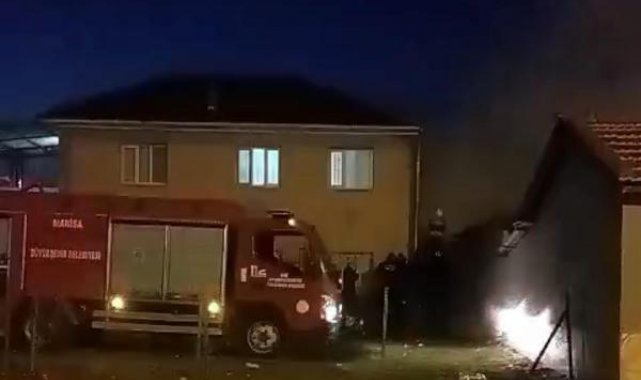 Manisa'da tek katlı ev yangında kullanılamaz hale geldi
