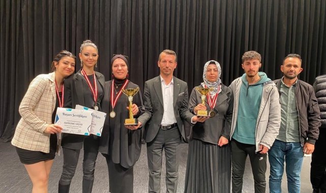 Manisalı kuaförler Antalya'dan 2 kupayla döndü