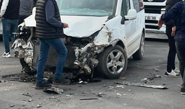 Mardin'de tır ile hafif ticari araç çarpıştı