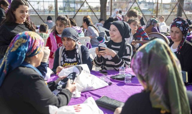 Mersin Büyükşehir Belediyesinin gönüllüleri, gönüllere dokunuyor