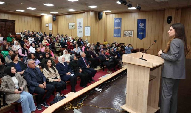 Mersin'de 'Türkiye yüzyılında kadın hakkı' konferansı