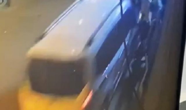 Mersin'de hafif ticari aracın kavga eden kalabalığa çarpma anı kamerada; 2 yaralı