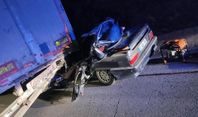 Mersin'de otomobil, TIR'a arkadan çarptı: 2 ölü