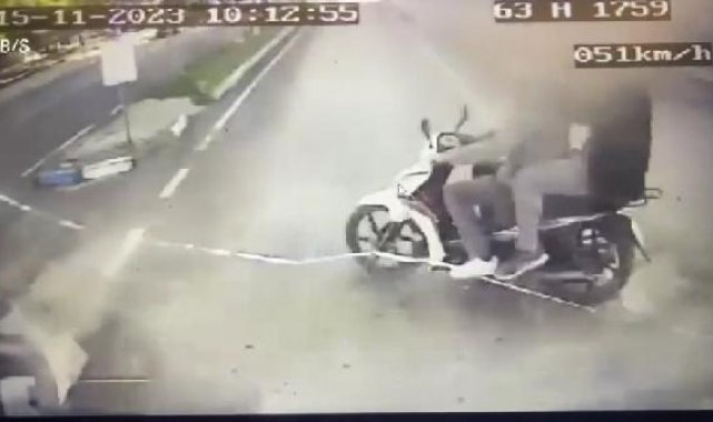Midibüs ile motosikletin çarpıştığı kaza kamerada