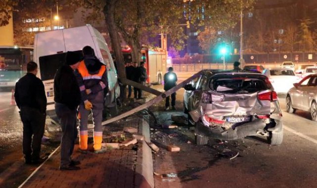Minibüs iki araca çarptıktan sonra aydınlatma direğini devirdi: 4 yaralı