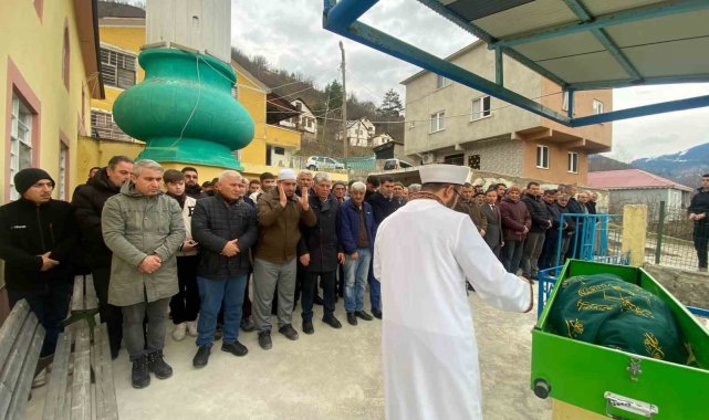 Minibüsün çarptığı kadın 70 metrelik uçuruma yuvarlanarak hayatını kaybetti