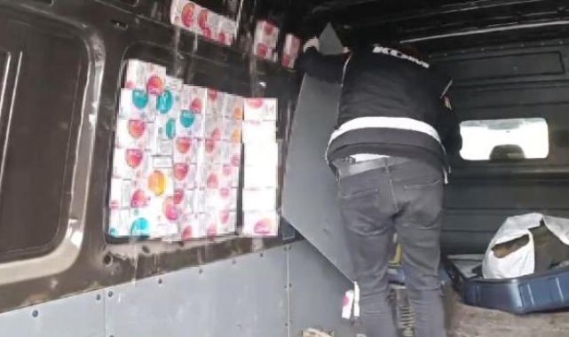 Minibüsün gizli bölmelerinde 6 bin paket kaçak sigara ele geçirildi