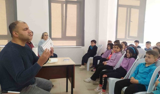 Minik öğrenciler görme engelli amcalarıyla buluştu