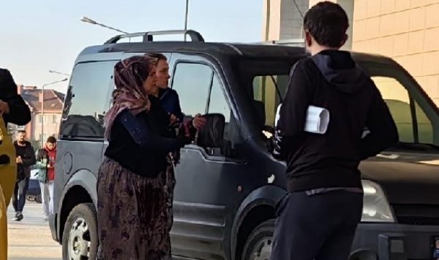 Motorlu testere ile odun keserken kendisine yardım eden eşinin kolunu kesti
