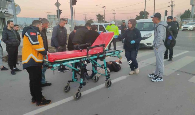 Motosiklet hafif ticari araçla çarpıştı 2 yaralı