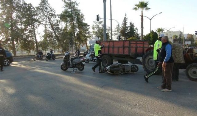 Motosikletler traktöre çarptı: 2 yaralı