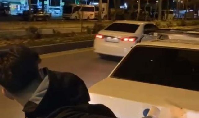 Muğla'da 2 otomobilin arasına uzanarak yapılan yolculuğa ceza