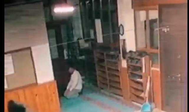 Namaz kılar gibi davranıp, hırsızlık yapıyordu