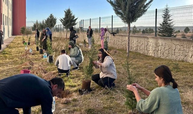 Öğrenciler şehitler anısına fidan dikti