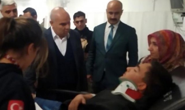 Okul servisi ile kamyonet çarpıştı; 2'si ağır, 20 öğrenci ile sürücü yaralı