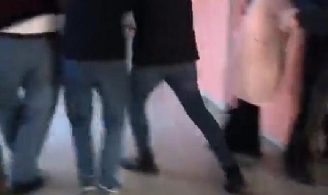 Okulu basıp, öğretmenleri dövdüler