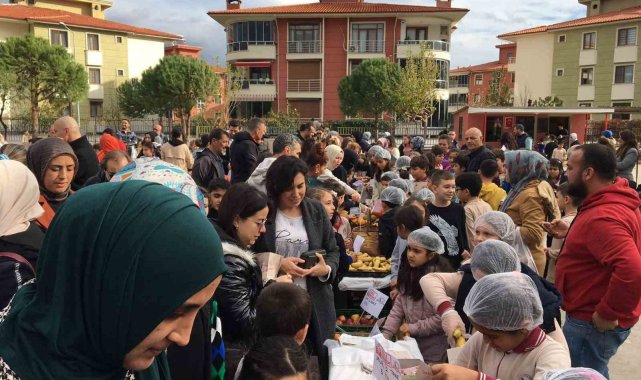 Okulun bahçesinde öğrenciler pazar kurdular