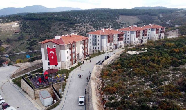 Orhaneli'de TOKİ hak sahiplerine anahtarları teslim edildi