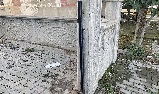 Orta hasarlı binanın bahçe kapısı çalındı