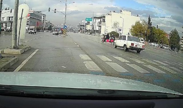 Otomobil, elektrikli motosiklete çarptı; 2 yaralı