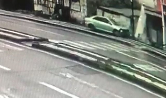 Otomobil işyeri duvarına çarptı, kaza anı güvenlik kamerasına yansıdı
