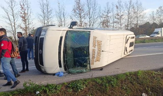 Otomobil, minibüse çarptı: 15 yaralı