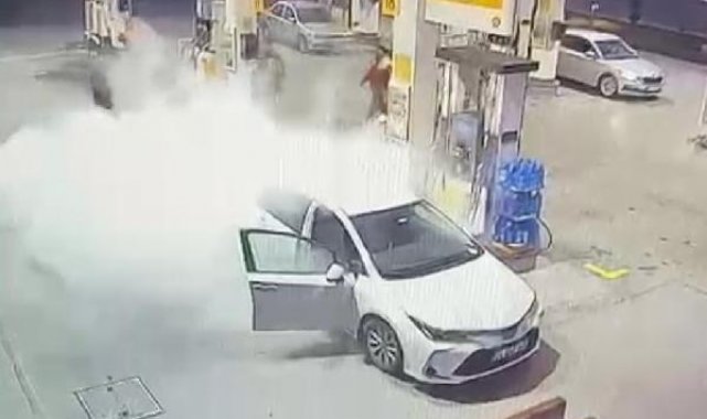 Otomobil yakıt dolumu sırasında alev aldı, baba- kız son anda kurtuldu; yangın kamerada
