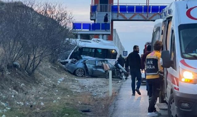 Otomobil, yolcu midibüsü ile çekiciye çarptı: 21 yaralı