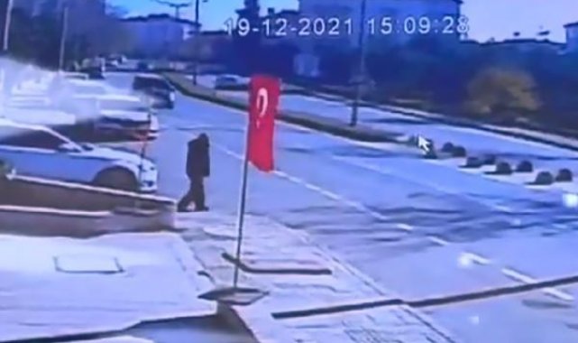Otomobilden geri adımla kurtulan yaya, motosikletin çarpması ile öldü