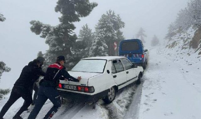 Otomobili kara saplanan öğretmenleri jandarma kurtardı