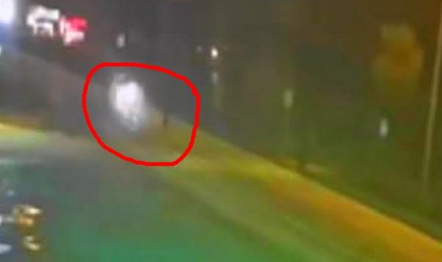 Otomobilin çarptığı kadın kurtarılamadı; kaza anı kamerada