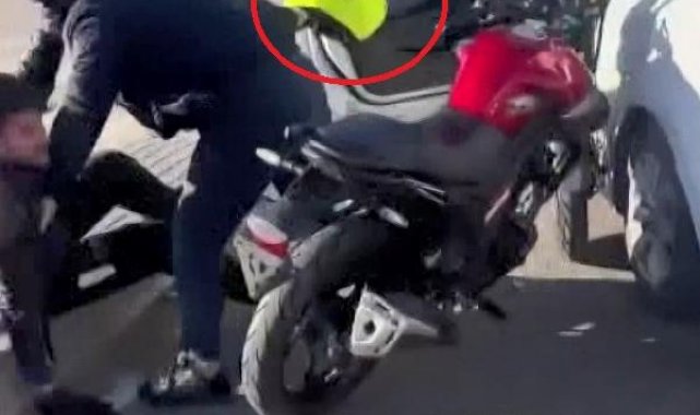 Otomobiline çarpan motosiklet sürücüsünü elinden aldığı kask ile darbetti, olay anı kamerada