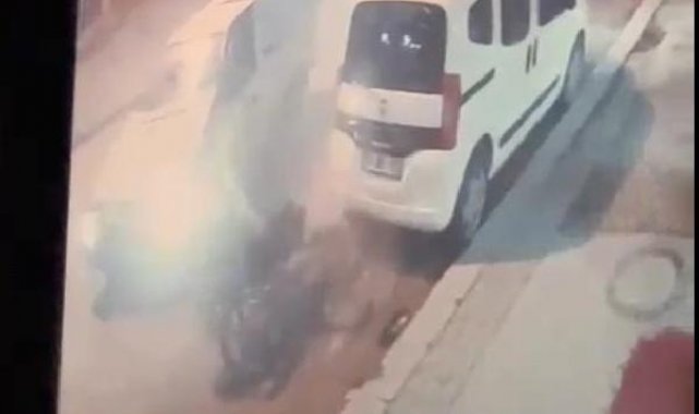 Otomobille çarpışan motosikletteki 2 kişi ağır yaralandı; kaza anı kamerada