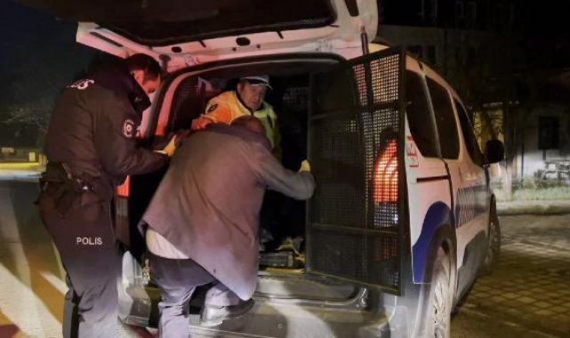 Otomobille kaldırıma çıkan alkollü sürücü kaza yerinde sızdı