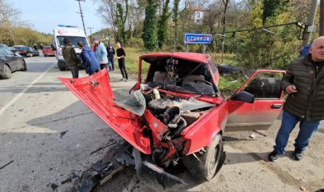 Otomobiller kafa kafaya çarpıştı: 1'i ağır, 3 yaralı