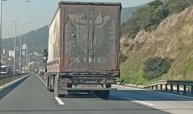 Otoyolda sürücüsünün hız sınırını aştığı TIR'ı görüntüledi