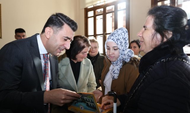 Özel bireyler hediyelerle valiliğe gitti