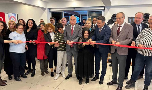 Özel yüreklerin sergisi büyüledi
