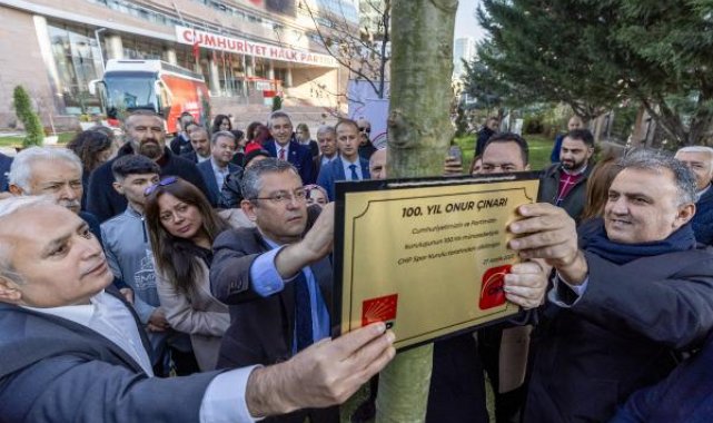 Özgür Özel, parti genel merkezinin bahçesine çınar ağacı dikti