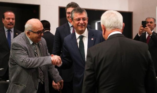 Özgür Özel, partisinin eski milletvekilleri ile bir araya geldi