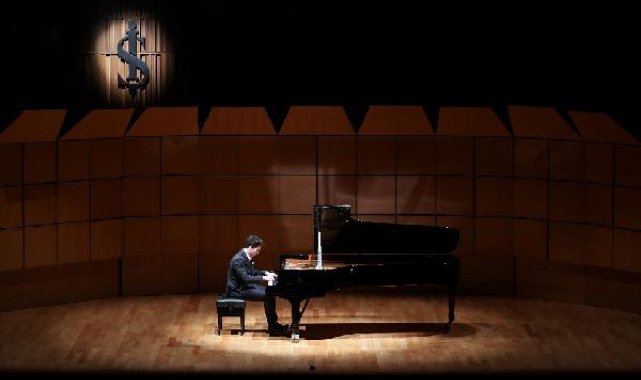 Parlayan Yıldızlar İş Sanat sahnesinde